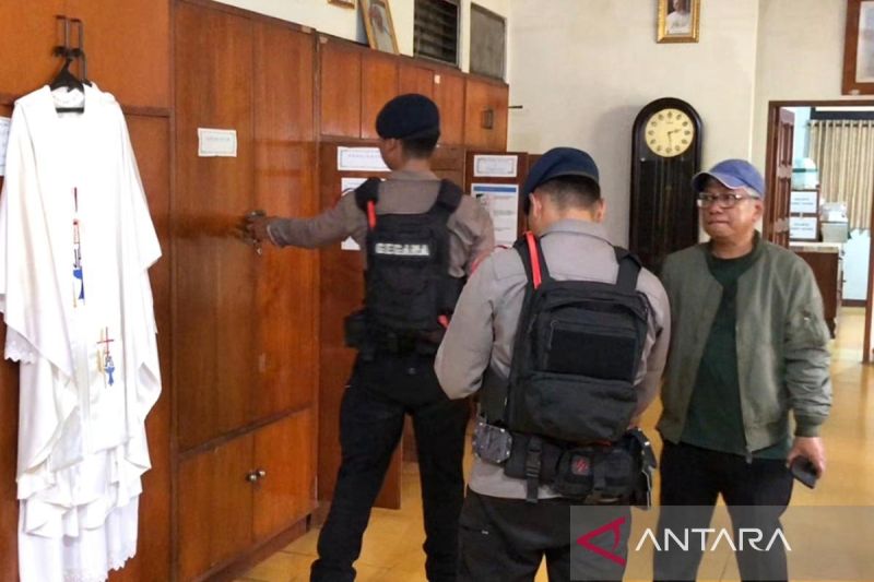 tim-jibom-dikerahkan-sterilisasi-gereja-di-jaktim-jelang-natal