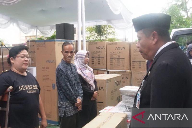 gubernur-babel-serahkan-peralatan-rp561-juta-bantu-umkm