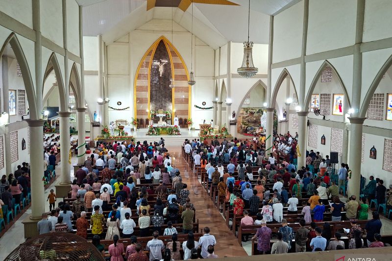 Perayaan Misa Malam Natal di Kota Kupang berjalan khidmat