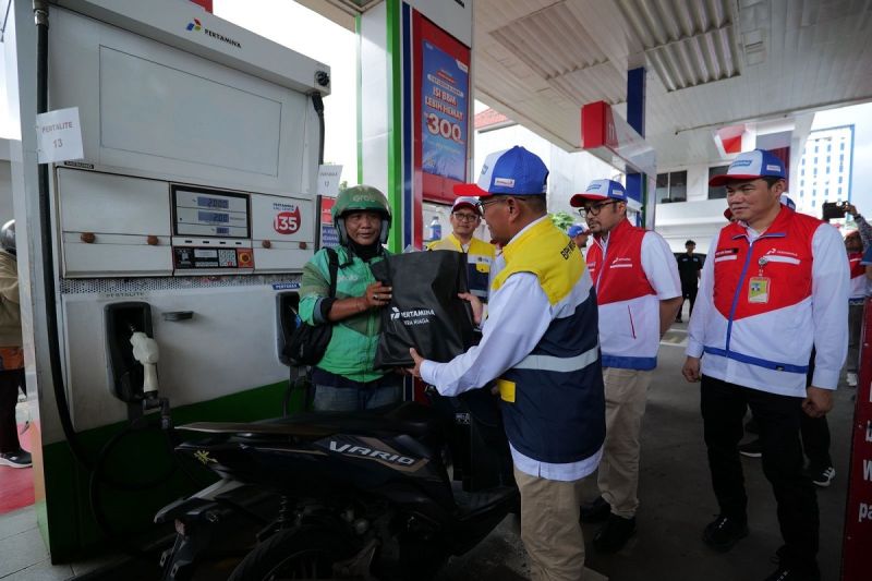 pertamina-patra-niaga-salurkan-bantuan-sosial-bagi-pengemudi-ojol