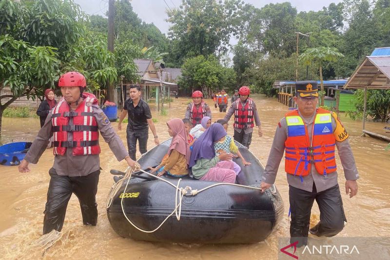 Tim SAR evakuasi 2.895 warga terdampak banjir di Pariangan-Kalsel