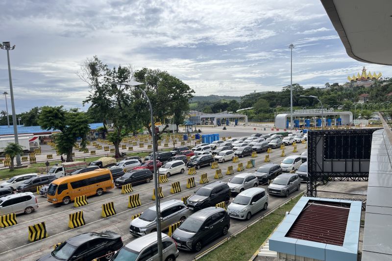 aktivitas-pemudik-di-pelabuhan-bakauheni-ramai-lancar-pada-h2-natal