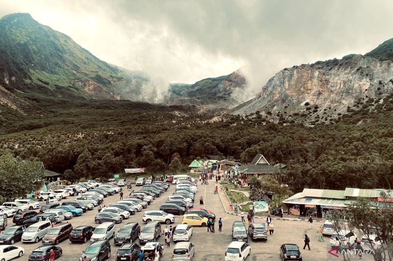 ribuan-wisatawan-kunjungi-gunung-papandayan-di-garut