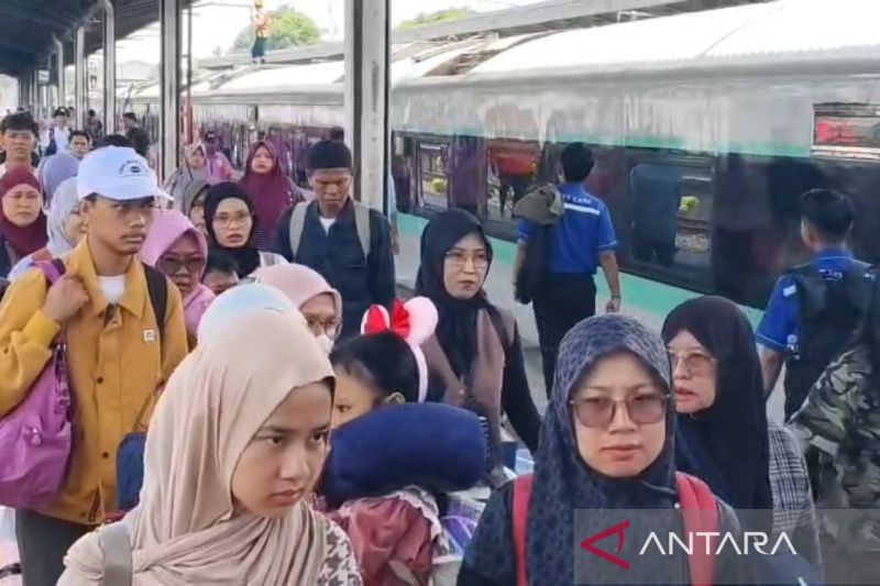 kai-daop-3-cirebon-catat-lonjakan-jumlah-penumpang-jelang-tahun-baru
