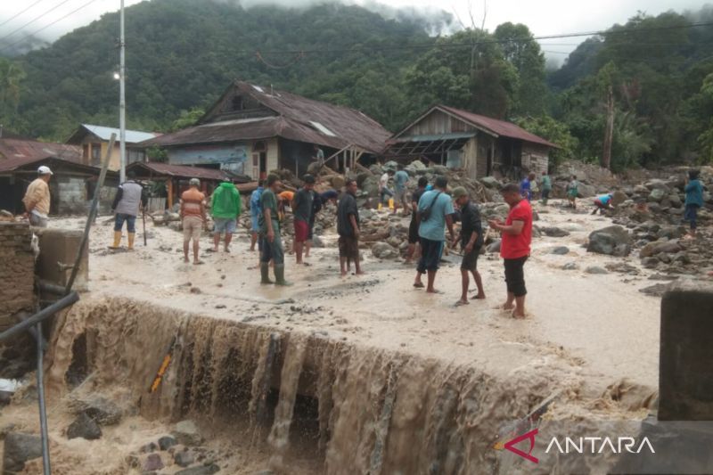 Ruas jalan Lubuk Basung-Bukittinggi tertutup material banjir