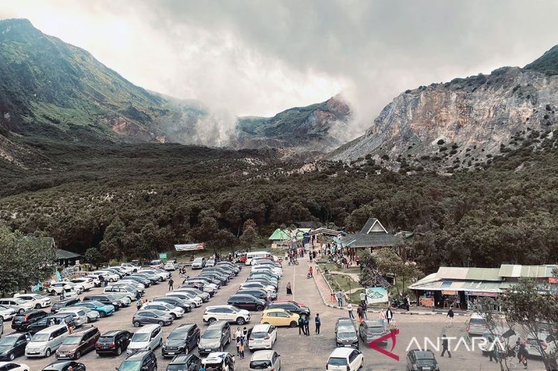 ribuan-wisatawan-kunjungi-gunung-papandayan-di-garut