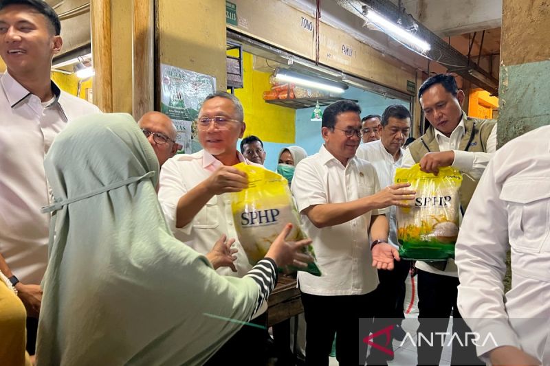 zulhas-bagikan-100-karung-beras-sphp-gratis-ke-warga-pasar-kramat-jati