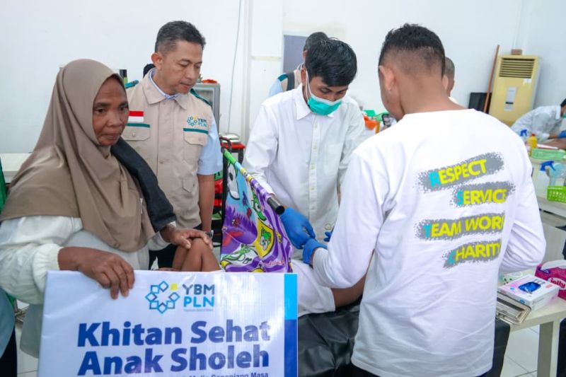 pln-gelar-khitan-sehat-111-anak-di-makassar-sulsel