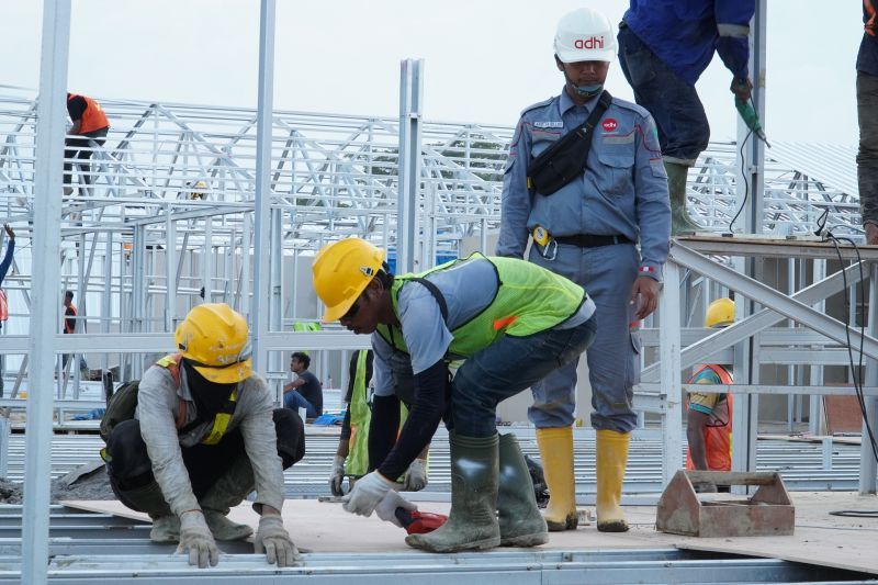 adhi-pastikan-pembangunan-hunian-di-aceh-tamiang-selesai-tepat-waktu