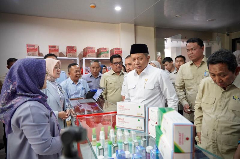 menkop-resmikan-10-percontohan-gerai-obat-kopdes-merah-putih