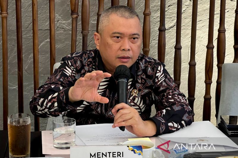 menhub-14951649-orang-menggunakan-angkutan-umum-selama-libur-natal