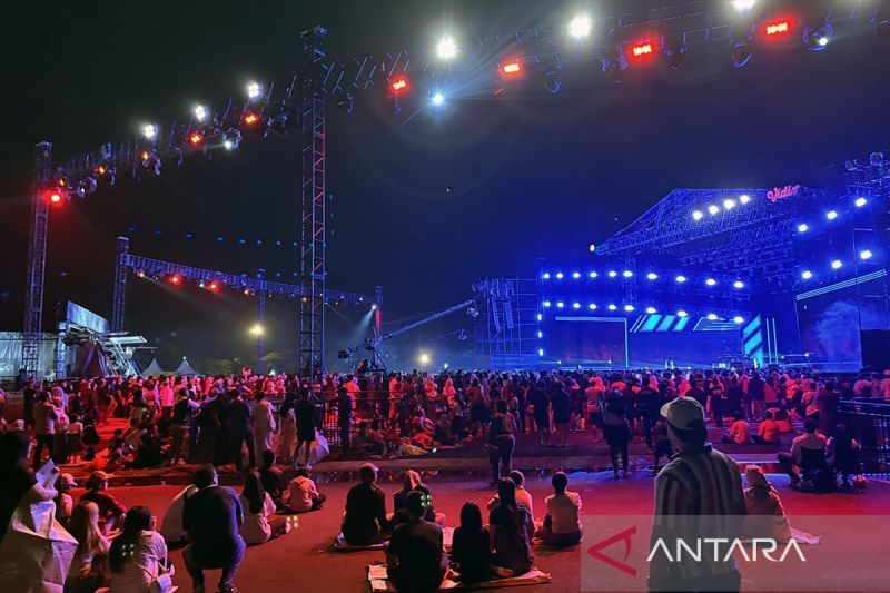 Ribuan warga padati Pantai Karnaval Ancol di malam Tahun Baru 2026