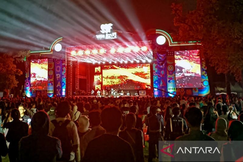 Slank hibur warga di TMII pada malam pergantian tahun