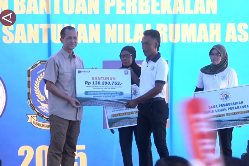 kementrans-salurkan-perbekalan-transmigran-di-tanjung-banon