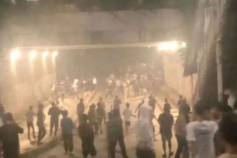 polisi-gunakan-gas-air-mata-hentikan-eskalasi-tawuran-di-jaktim