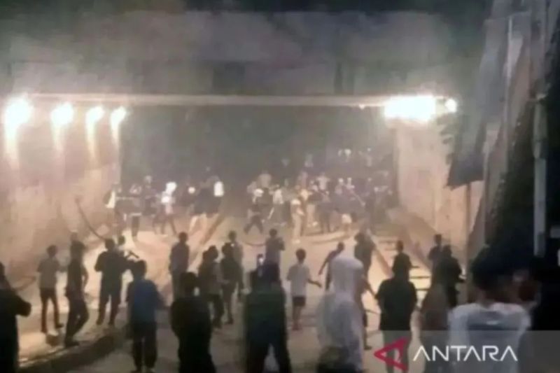 polisi-gunakan-gas-air-mata-untuk-bubarkan-tawuran-di-manggarai