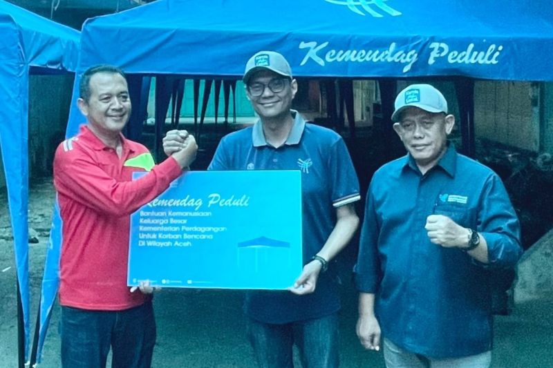 kemendag-salurkan-100-tenda-darurat-untuk-pedagang-di-aceh-tamiang