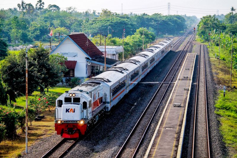 ka-ambarawa-ekspres-kereta-favorit-rute-semarang-surabaya-saat-nataru