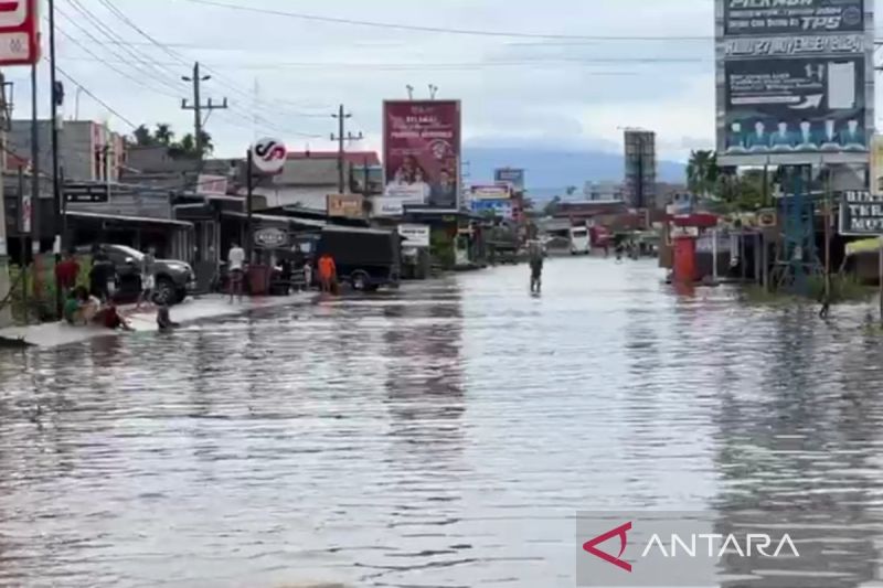 Banjir 50 cm, akses jalan lintas barat Sumatera di Bengkulu ditutup
