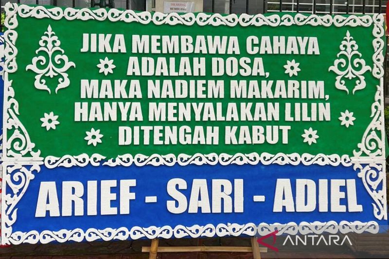 Sidang perdana kasus Nadiem Makarim diwarnai kiriman karangan bunga