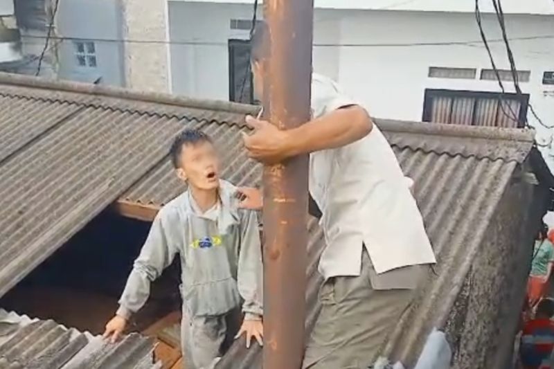 polisi-amankan-pelaku-curanmor-yang-panjat-genteng-rumah-di-pancoran