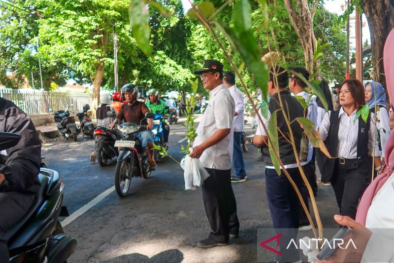 Banyuwangi gelar Gerakan Sedekah Oksigen, bagi ribuan bibit pohon buah