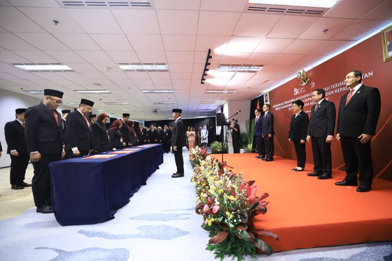 perkuat-integritas-ketua-dewan-komisioner-ojk-lantik-13-pejabat-baru