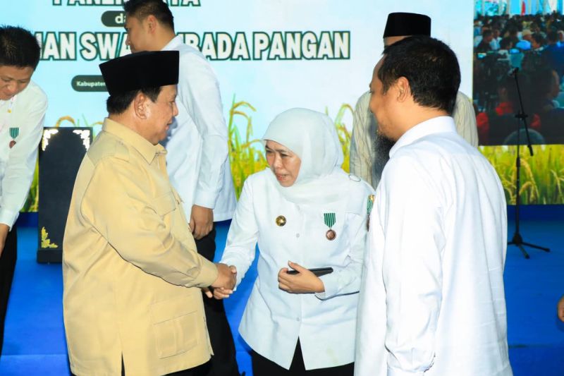 khofifah-terima-satyalancana-wira-karya-dari-presiden-prabowo
