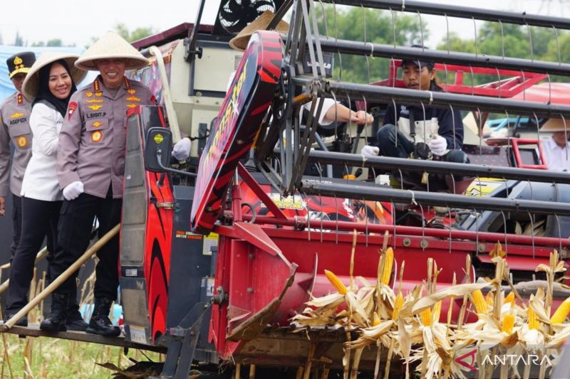 polri-gelar-panen-raya-jagung-di-bekasi-dukung-swasembada-pangan