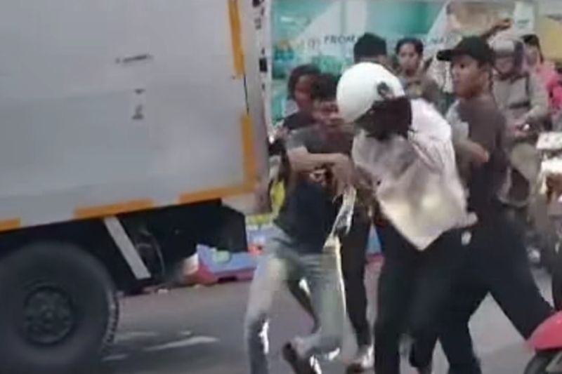 polisi-dalami-dugaan-pak-ogah-pukul-pemotor-pakai-batu-di-daan-mogot