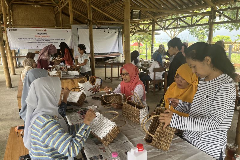 bri-life-perkuat-kapasitas-perajin-eceng-gondok-di-kabupaten-semarang