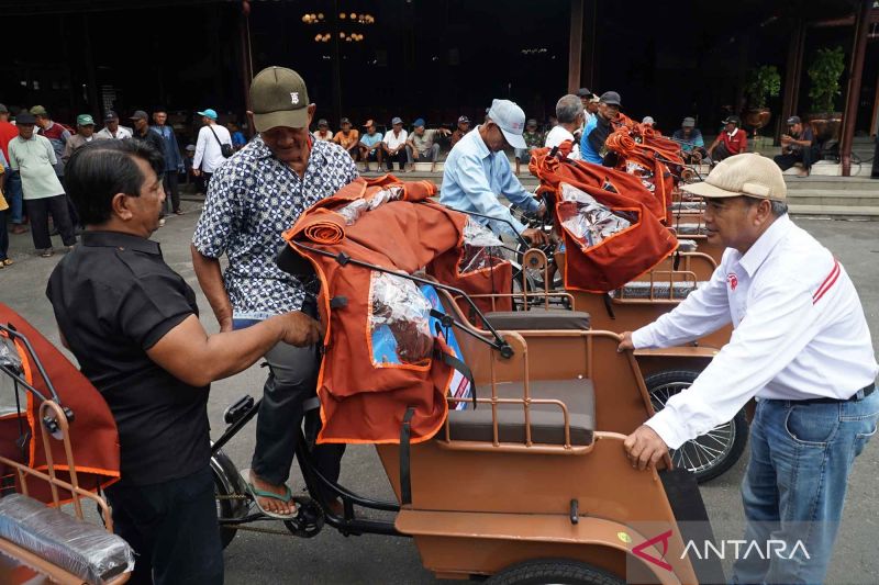 ratusan-pengemudi-becak-lansia-dilatih-mengendarai-becak-listrik-bantuan-presiden