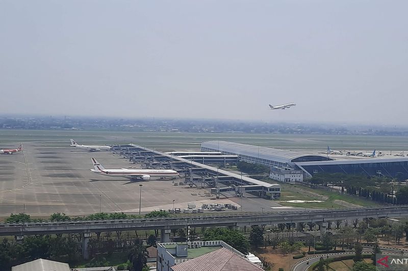 bandara-soetta-alihkan-pendaratan-pesawat-akibat-cuaca-buruk