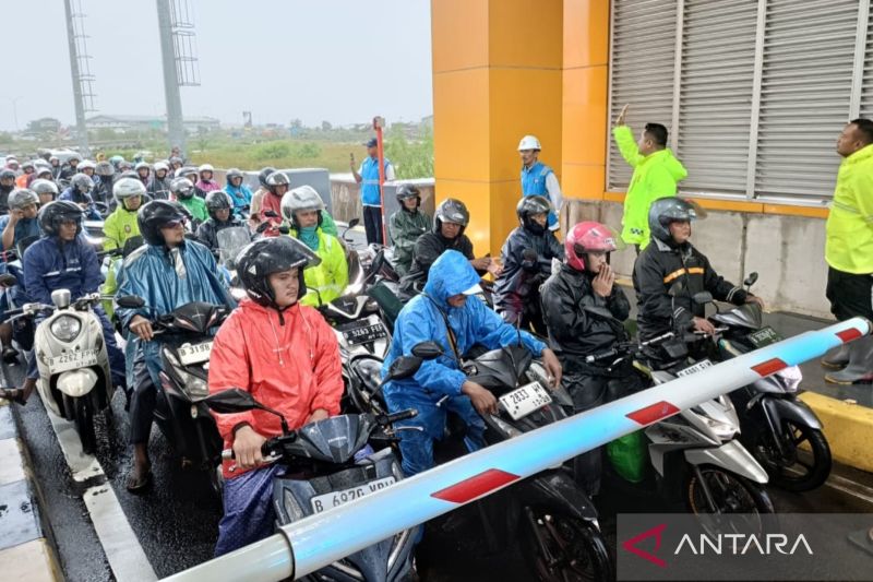 ratusan-pemotor-diizinkan-lalui-tol-cibitung-cilincing-imbas-banjir