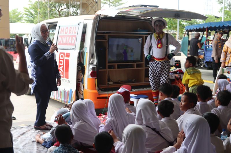 askrindo-salurkan-dukungan-bagi-perempuan-dan-anak-di-muara-angke