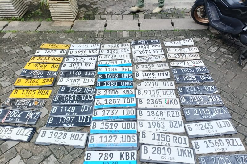 satpol-pp-amankan-puluhan-pelat-nomor-dari-tukang-tambal-ban-di-jakut