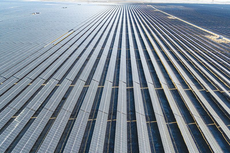 lautan-surya-di-kawasan-gurun-abu-dhabi