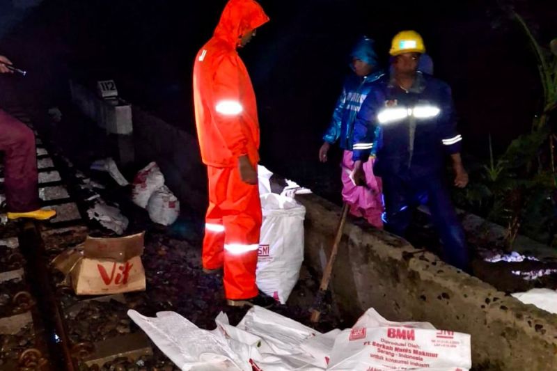 perjalanan-ka-pantura-jateng-sempat-terganggu-luapan-air-di-kendal