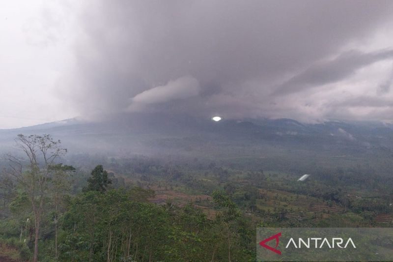 Gunung Semeru kembali luncurkan APG sejauh 4 kilometer