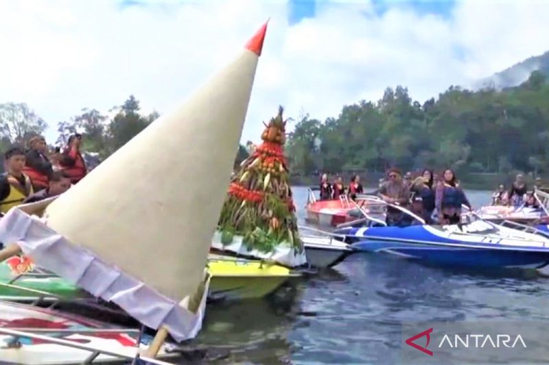 pemkab-magetan-promosikan-pariwisata-lewat-tradisi-labuhan-sarangan