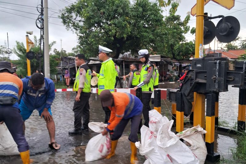 kai-madiun-genangan-air-di-pekalongan-tak-berimbas-keberangkatan-ka