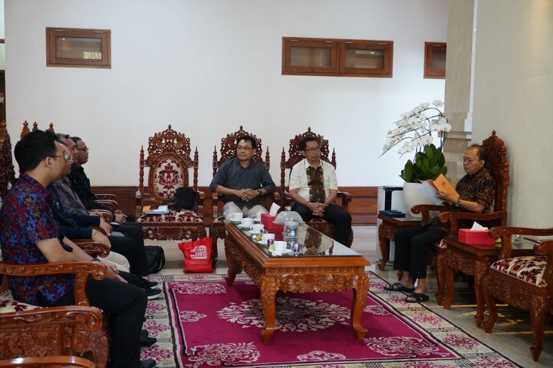 gubernur-minta-koperasi-di-bali-jual-produk-lokal-babi-dan-beras