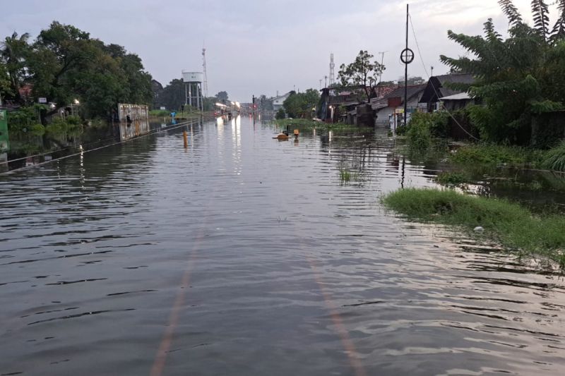 jalur-ka-di-pekalongan-terputus-akibat-terendam-banjir