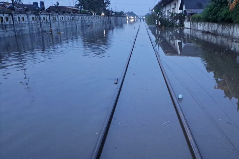 perjalanan-sejumlah-ka-berputar-ke-selatan-akibat-banjir-di-pekalongan
