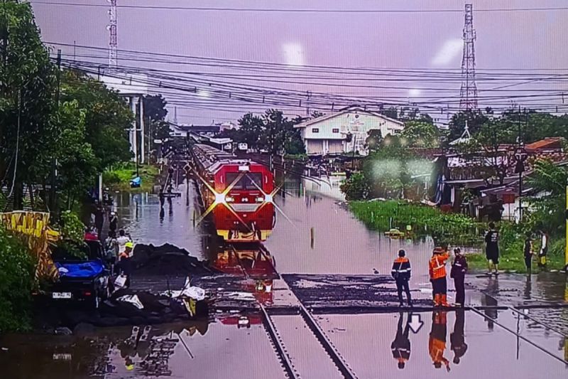 jalur-ka-di-pekalongan-kembali-bisa-dibuka-usai-terendam-banjir