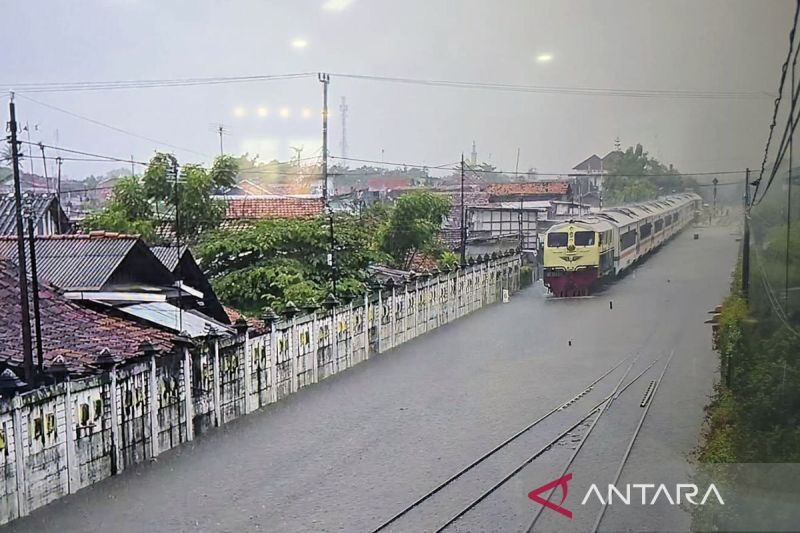 145-penumpang-ka-ciremai-dialihkan-ke-ka-harina-imbas-banjir-pantura