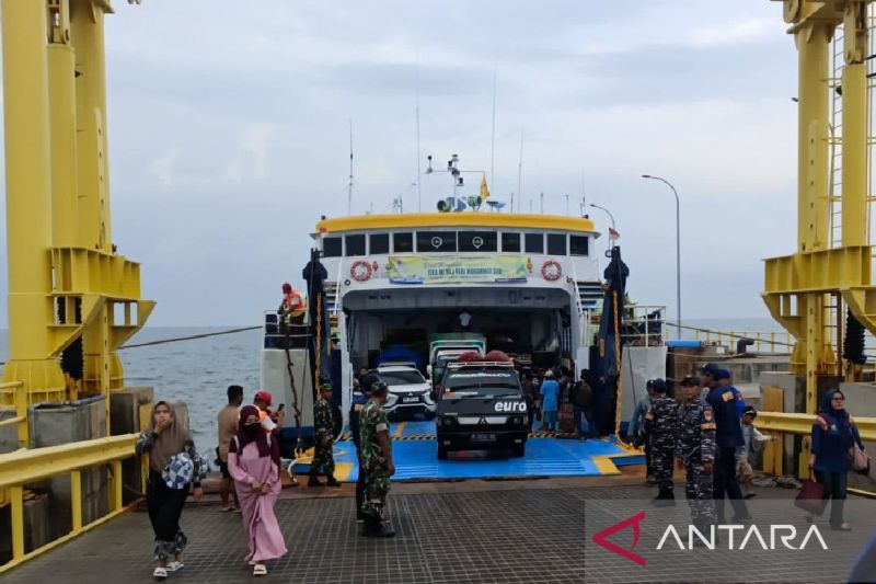 aktivitas-pelayaran-situbondo-madura-dibuka-setelah-sepekan-tertunda
