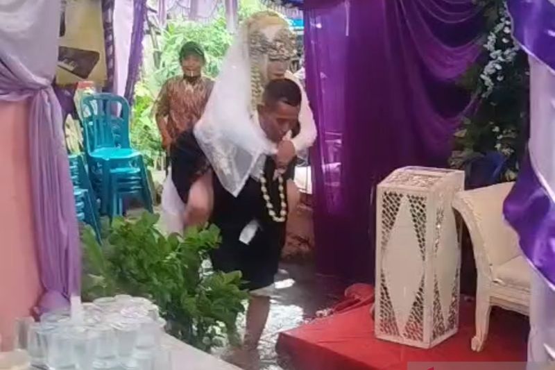 Pasangan pengantin terjang banjir untuk resepsi pernikahan di Jakbar