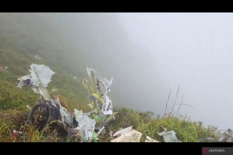 Pesawat ATR 42-500 hilang kontak ditemukan di puncak Bukit Bulusaraung