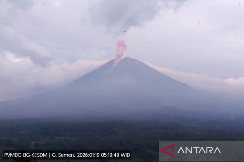 Semeru enam kali erupsi dengan tinggi letusan hingga 1 km
